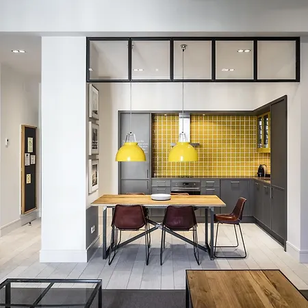 Midtown Apartment *